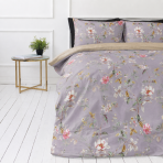 Satin påslakanset „Daphne“. Lila sängkläder, 140x200 cm, 200x200 cm, 200x220 cm. Grålila bäddset i bomullssatin med blommönster Satin påslakanset „Daphne“. Lila sängkläder, 140x200 cm, 200x200 cm, 200x220 cm. Grålila bäddset i bomullssatin med blommönster