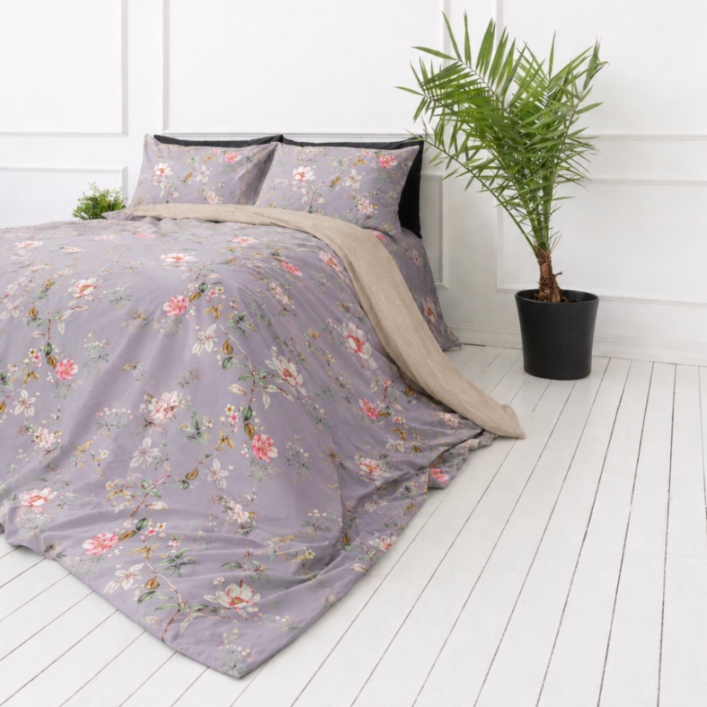 Satin påslakanset „Daphne“. Lila sängkläder, 140x200 cm, 200x200 cm, 200x220 cm. Ljuslila bäddset med rosa och vita blommor Satin påslakanset „Daphne“. Lila sängkläder, 140x200 cm, 200x200 cm, 200x220 cm. Ljuslila bäddset med rosa och vita blommor