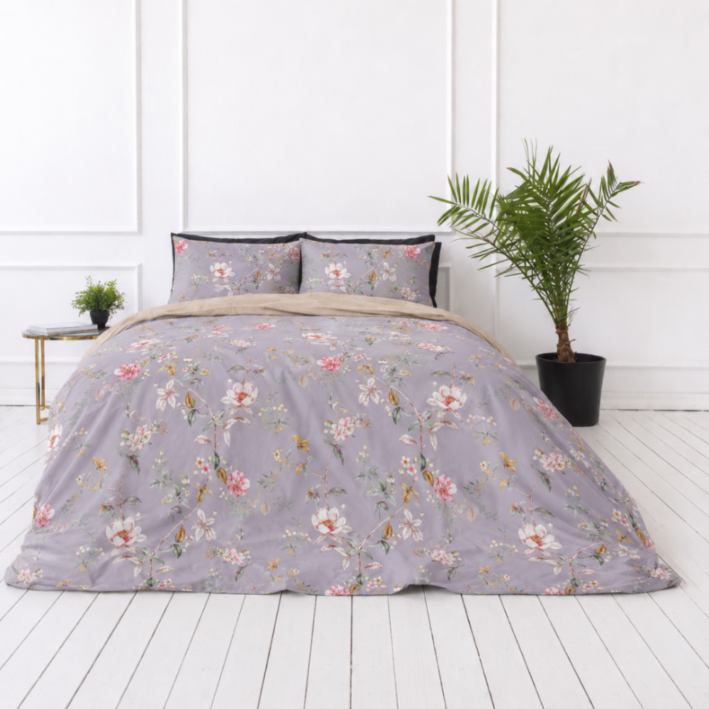 Satin påslakanset „Daphne“. Lila sängkläder, 140x200 cm, 200x200 cm, 200x220 cm. Blommigt bäddset i bomullssatin på grålila bakgrund Satin påslakanset „Daphne“. Lila sängkläder, 140x200 cm, 200x200 cm, 200x220 cm. Blommigt bäddset i bomullssatin på grålila bakgrund