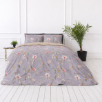 Satin påslakanset „Daphne“. Lila sängkläder, 140x200 cm, 200x200 cm, 200x220 cm. Blommigt bäddset i bomullssatin på grålila bakgrund Satin påslakanset „Daphne“. Lila sängkläder, 140x200 cm, 200x200 cm, 200x220 cm. Blommigt bäddset i bomullssatin på grålila bakgrund