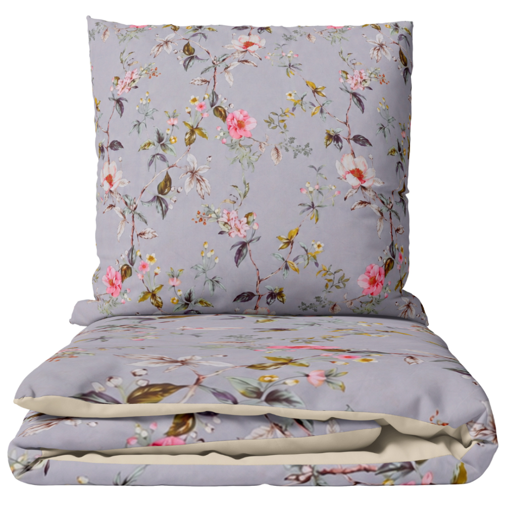 Satin påslakanset „Daphne“. Påslakanset 135x200, 140x200 cm, 200x200 cm, 200x220 cm. Grålila bäddset med mjukt rosa, vitt och grönt blommönster Satin påslakanset „Daphne“. Påslakanset 135x200, 140x200 cm, 200x200 cm, 200x220 cm. Grålila bäddset med mjukt rosa, vitt och grönt blommönster