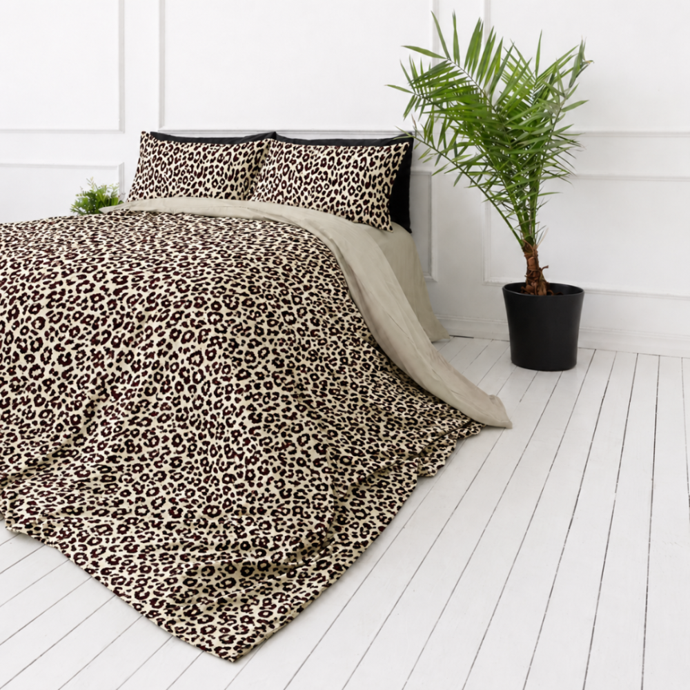 Satin påslakanset „Exotic Leopard“. Påslakanset 135x200, 140x200 cm, 200x200 cm, 200x220 cm. Sandfärgat bäddset med svartbruna leopardmotiv Satin påslakanset „Exotic Leopard“. Påslakanset 135x200, 140x200 cm, 200x200 cm, 200x220 cm. Sandfärgat bäddset med svartbruna leopardmotiv