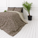 Satin påslakanset „Exotic Leopard“. Påslakanset 135x200, 140x200 cm, 200x200 cm, 200x220 cm. Sandfärgat bäddset med svartbruna leopardmotiv Satin påslakanset „Exotic Leopard“. Påslakanset 135x200, 140x200 cm, 200x200 cm, 200x220 cm. Sandfärgat bäddset med svartbruna leopardmotiv
