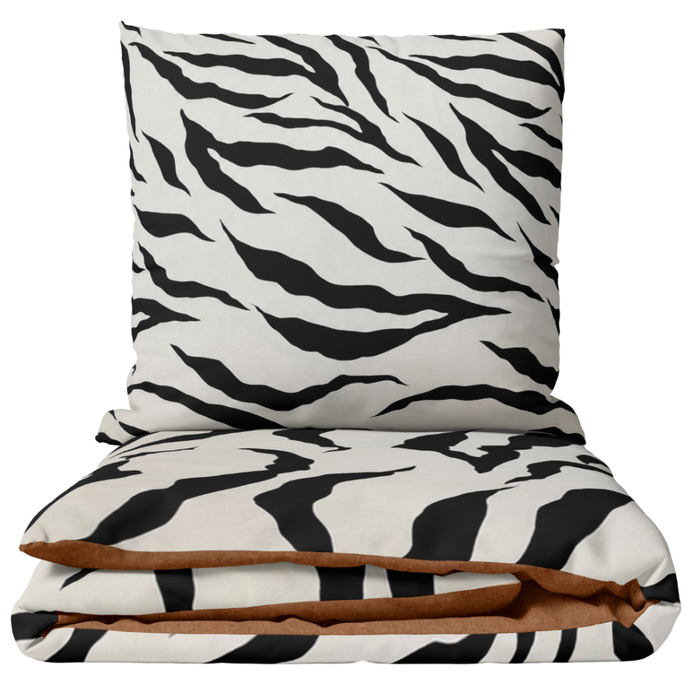 Satin påslakanset „Exotic Zebra“. Påslakanset 135x200, 140x200 cm, 200x200 cm, 200x220 cm. Vitt bäddset med svart zebramönster och brun insida som detalj Satin påslakanset „Exotic Zebra“. Påslakanset 135x200, 140x200 cm, 200x200 cm, 200x220 cm. Vitt bäddset med svart zebramönster och brun insida som detalj
