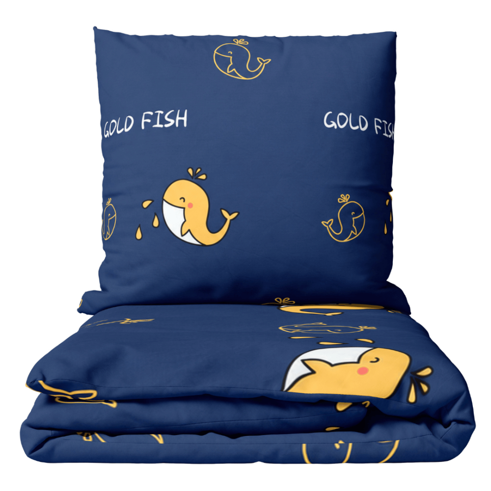 Satin påslakanset „Gold Fish“. Påslakanset 135x200, 140x200 cm. Mörkblått bäddset med gula valmotiv och vita dekorativa detaljer. Satin påslakanset „Gold Fish“. Påslakanset 135x200, 140x200 cm. Mörkblått bäddset med gula valmotiv och vita dekorativa detaljer.