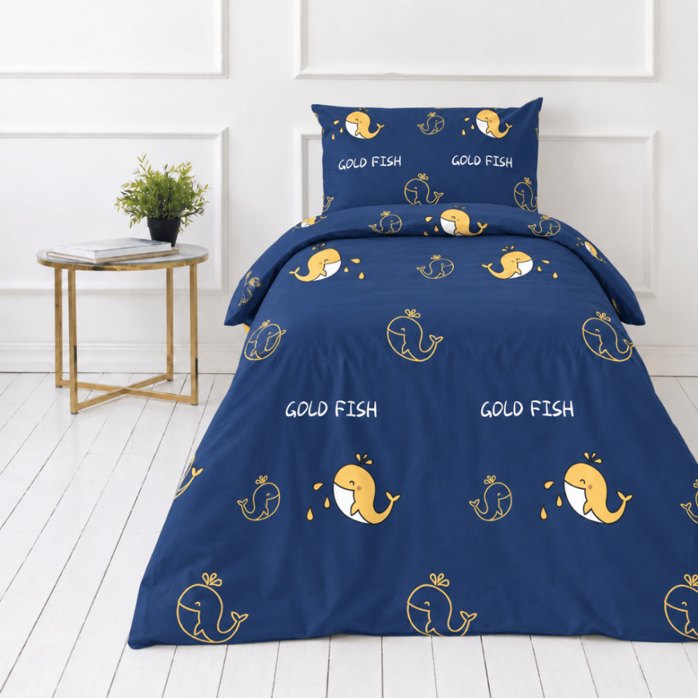 Satin påslakanset „Gold Fish“. Påslakanset 135x200, 140x200 cm. Djupt blå bädddesign med lekfulla gula och vita valar. Satin påslakanset „Gold Fish“. Påslakanset 135x200, 140x200 cm. Djupt blå bädddesign med lekfulla gula och vita valar.