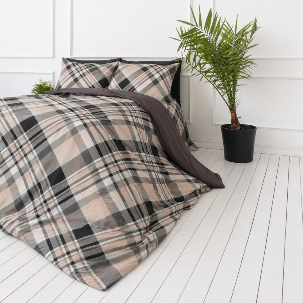 Satin påslakanset „Flanko“. Påslakanset 135x200, 140x200 cm, 200x200 cm, 200x220 cm. Sängklädesdesign med nudefärgade rutor, grå ränder och svarta detaljer. Satin påslakanset „Flanko“. Påslakanset 135x200, 140x200 cm, 200x200 cm, 200x220 cm. Sängklädesdesign med nudefärgade rutor, grå ränder och svarta detaljer.