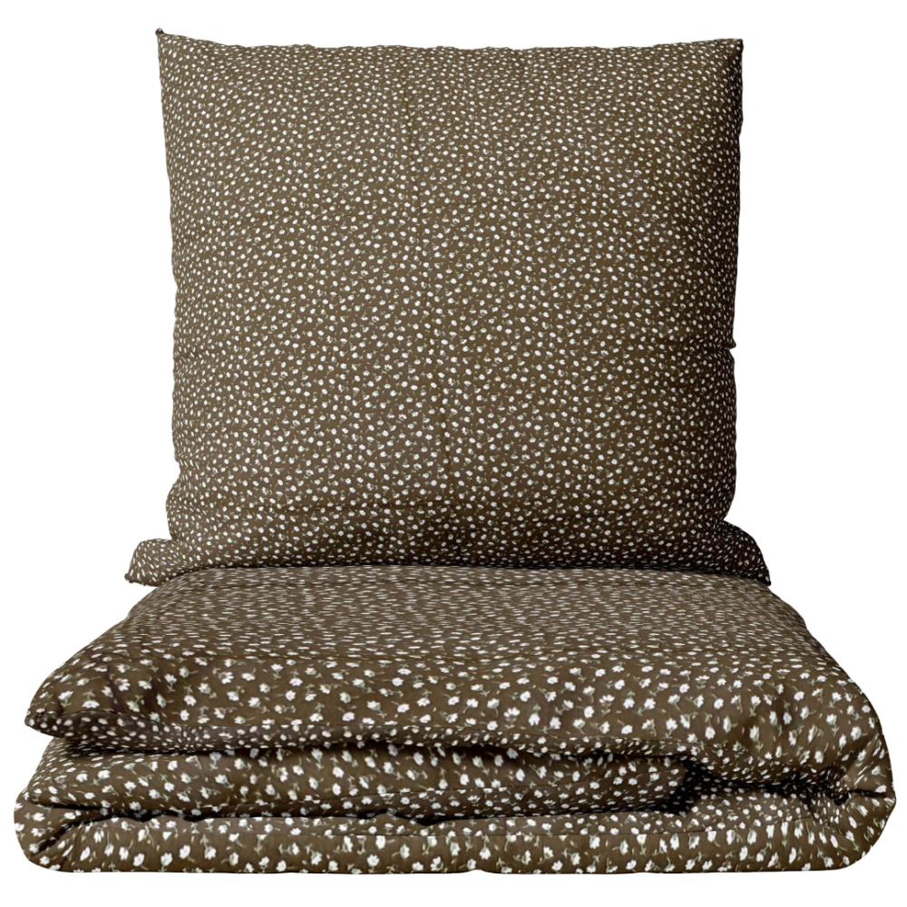 Satin påslakanset „Frisson“. Sängkläder 155x200, 140x200 cm, 150x200 cm, 160x200 cm, 180x200 cm, 200x200 cm, 200x220 cm. Mörkbrunt sängkläderset med ett fint mönster av små vita blommor. Satin påslakanset „Frisson“. Sängkläder 155x200, 140x200 cm, 150x200 cm, 160x200 cm, 180x200 cm, 200x200 cm, 200x220 cm. Mörkbrunt sängkläderset med ett fint mönster av små vita blommor.