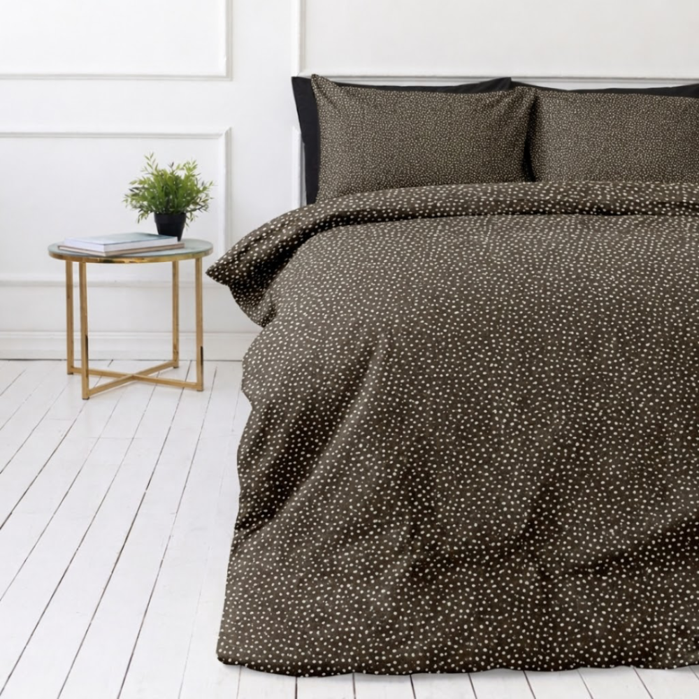 Satin påslakanset „Frisson“. Sängkläder 155x200, 140x200 cm, 150x200 cm, 160x200 cm, 180x200 cm, 200x200 cm, 200x220 cm. Subtilt mörkbrunt sängkläderset med ett tätt mönster av små vita blommor. Satin påslakanset „Frisson“. Sängkläder 155x200, 140x200 cm, 150x200 cm, 160x200 cm, 180x200 cm, 200x200 cm, 200x220 cm. Subtilt mörkbrunt sängkläderset med ett tätt mönster av små vita blommor.