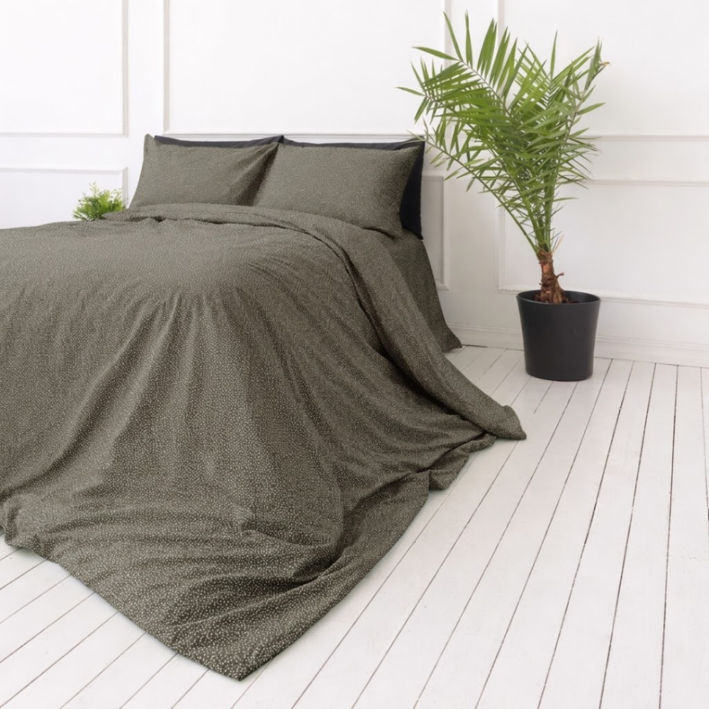 Satin påslakanset „Frisson“. Sängkläder 155x200, 140x200 cm, 150x200 cm, 160x200 cm, 180x200 cm, 200x200 cm, 200x220 cm. Elegant brunt sängkläderset med ett mycket fint mönster av vita blommor. Satin påslakanset „Frisson“. Sängkläder 155x200, 140x200 cm, 150x200 cm, 160x200 cm, 180x200 cm, 200x200 cm, 200x220 cm. Elegant brunt sängkläderset med ett mycket fint mönster av vita blommor.