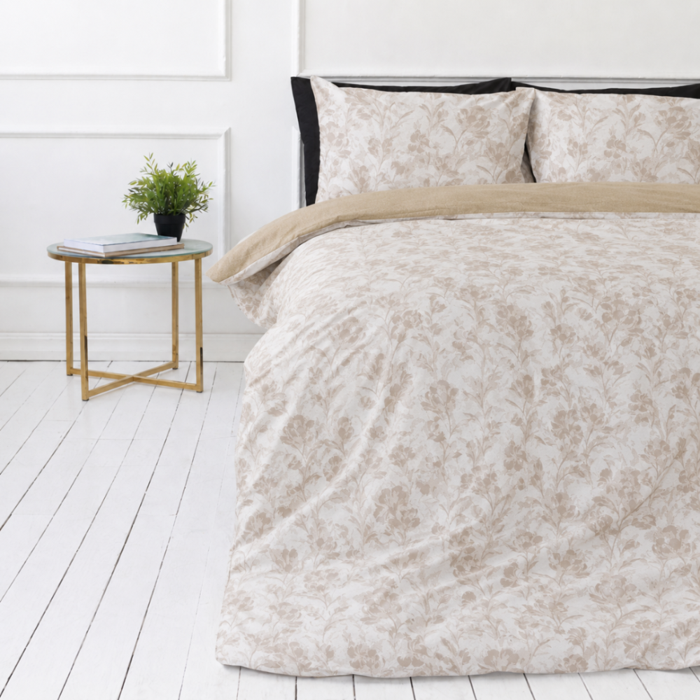Satin påslakanset „Sand Damask“. Påslakanset 135x200, 140x200 cm, 200x200 cm, 200x220 cm. Beige bomullssatin bäddset med subtilt blommigt damaskmönster och svarta accenter. Satin påslakanset „Sand Damask“. Påslakanset 135x200, 140x200 cm, 200x200 cm, 200x220 cm. Beige bomullssatin bäddset med subtilt blommigt damaskmönster och svarta accenter.