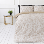 Satin påslakanset „Sand Damask“. Påslakanset 135x200, 140x200 cm, 200x200 cm, 200x220 cm. Beige bomullssatin bäddset med subtilt blommigt damaskmönster och svarta accenter. Satin påslakanset „Sand Damask“. Påslakanset 135x200, 140x200 cm, 200x200 cm, 200x220 cm. Beige bomullssatin bäddset med subtilt blommigt damaskmönster och svarta accenter.