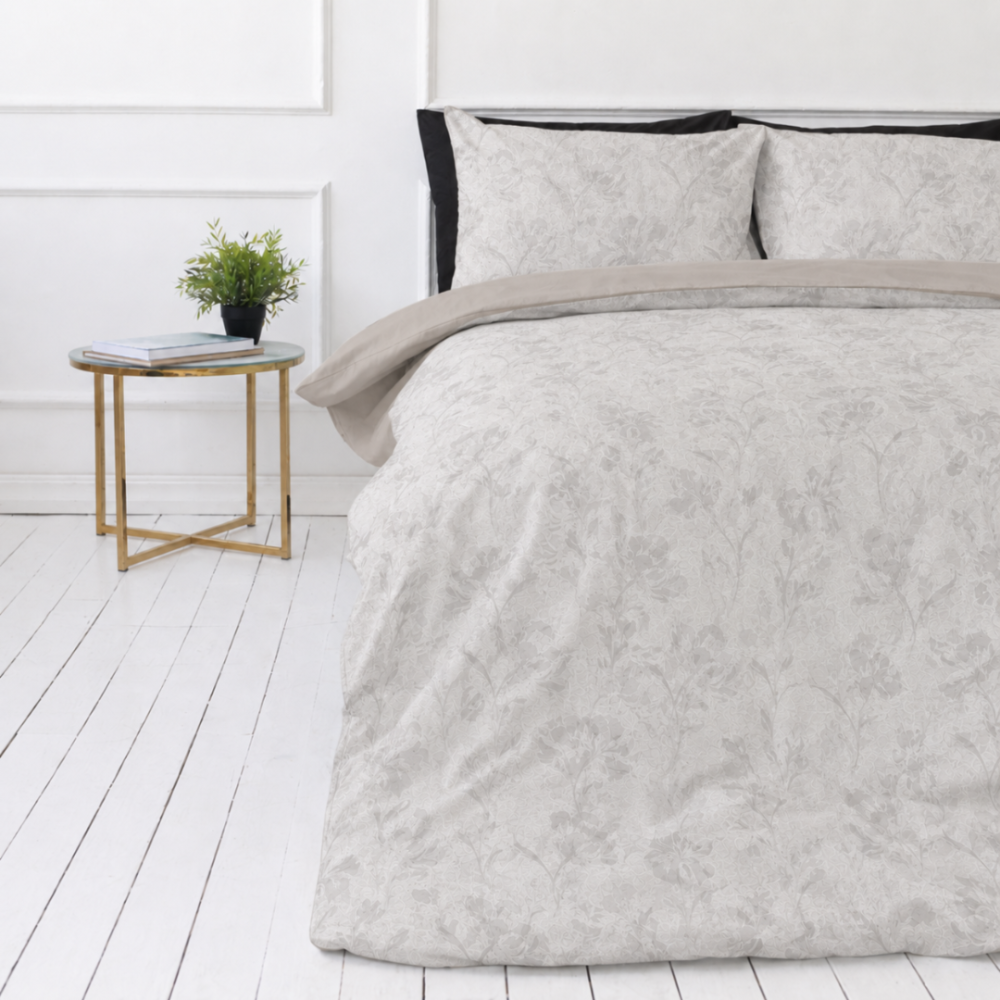 Satin påslakanset „Sand Damask“. Beige sängkläder, 140x200 cm, 200x200 cm, 200x220 cm. Beige bomullssatin bäddset med subtilt blommigt damaskmönster och svarta accenter.