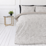 Satin påslakanset „Sand Damask“. Beige sängkläder, 140x200 cm, 200x200 cm, 200x220 cm. Beige bomullssatin bäddset med subtilt blommigt damaskmönster och svarta accenter.