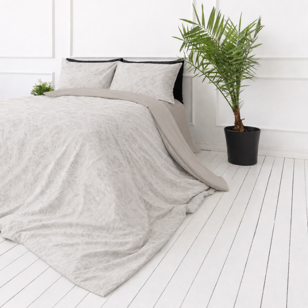Satin påslakanset „Sand Damask“. Beige sängkläder, 140x200 cm, 200x200 cm, 200x220 cm. Elegant krämfärgat bomullssatin bäddset med milt vegetativt ornament och kontrasterande svarta detaljer.