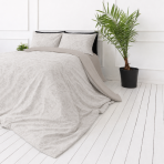 Satin påslakanset „Sand Damask“. Beige sängkläder, 140x200 cm, 200x200 cm, 200x220 cm. Elegant krämfärgat bomullssatin bäddset med milt vegetativt ornament och kontrasterande svarta detaljer.
