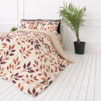 Satin påslakanset „Terracotta“. Påslakanset 135x200, 140x200 cm, 200x200 cm, 200x220 cm. Krämfärgat bäddset med orange och vinröda blad Satin påslakanset „Terracotta“. Påslakanset 135x200, 140x200 cm, 200x200 cm, 200x220 cm. Krämfärgat bäddset med orange och vinröda blad