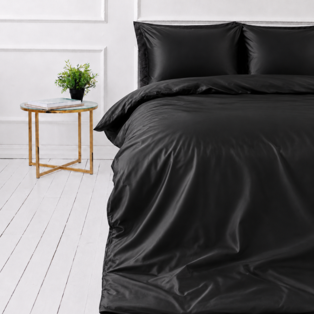 Sängkläder i siden „Onyx Silk“. Enfärgade sängkläder, 200x220 cm. Lyxigt svart sidenbäddset med djup glans och mjuka veck. Sängkläder i siden „Onyx Silk“. Enfärgade sängkläder, 200x220 cm. Lyxigt svart sidenbäddset med djup glans och mjuka veck.