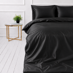 Sängkläder i siden „Onyx Silk“. Enfärgade sängkläder, 200x220 cm. Lyxigt svart sidenbäddset med djup glans och mjuka veck. Sängkläder i siden „Onyx Silk“. Enfärgade sängkläder, 200x220 cm. Lyxigt svart sidenbäddset med djup glans och mjuka veck.