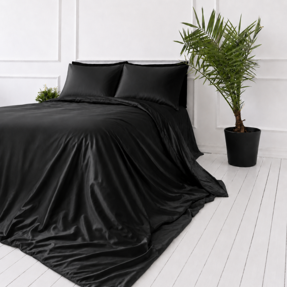 Sängkläder i siden „Onyx Silk“. Enfärgade sängkläder, 200x220 cm. Minimalistiskt svart satängbäddset som utstrålar lyx och mjuk silkestextur. Sängkläder i siden „Onyx Silk“. Enfärgade sängkläder, 200x220 cm. Minimalistiskt svart satängbäddset som utstrålar lyx och mjuk silkestextur.