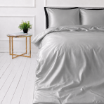 Sängkläder i siden „Platinum Silk“. Enfärgade sängkläder, 200x220 cm. Ljusgrått sidenbäddset för ett elegant sovrum Sängkläder i siden „Platinum Silk“. Enfärgade sängkläder, 200x220 cm. Ljusgrått sidenbäddset för ett elegant sovrum