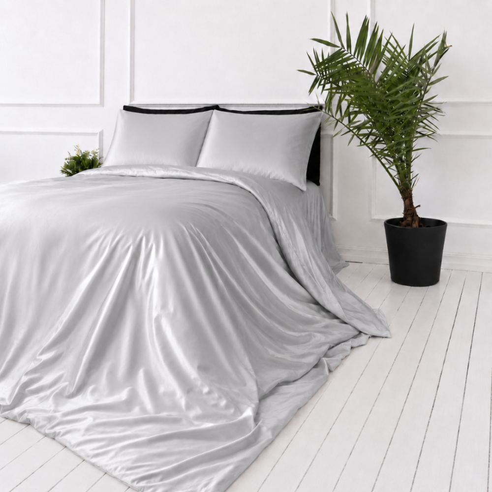 Sängkläder i siden „Platinum Silk“. Enfärgade sängkläder, 200x220 cm. Enfärgat silverfärgat sidenbäddset med lyxig glans Sängkläder i siden „Platinum Silk“. Enfärgade sängkläder, 200x220 cm. Enfärgat silverfärgat sidenbäddset med lyxig glans