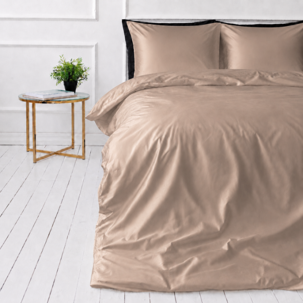 Sängkläder i siden „Saddle Silk“. Påslakanset, 200x200 cm, 200x220 cm. Ljus beige-brunt bäddset med minimalistisk enfärgad design