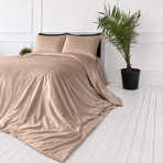 Sängkläder i siden „Saddle Silk“. Påslakanset, 200x200 cm, 200x220 cm. Bäddset i mjuk sandbeige nyans med satinliknande glans