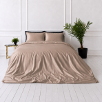 Sängkläder i siden „Saddle Silk“. Påslakanset, 200x200 cm, 200x220 cm. Elegant champagnefärgat bäddset med slät och skimrande yta