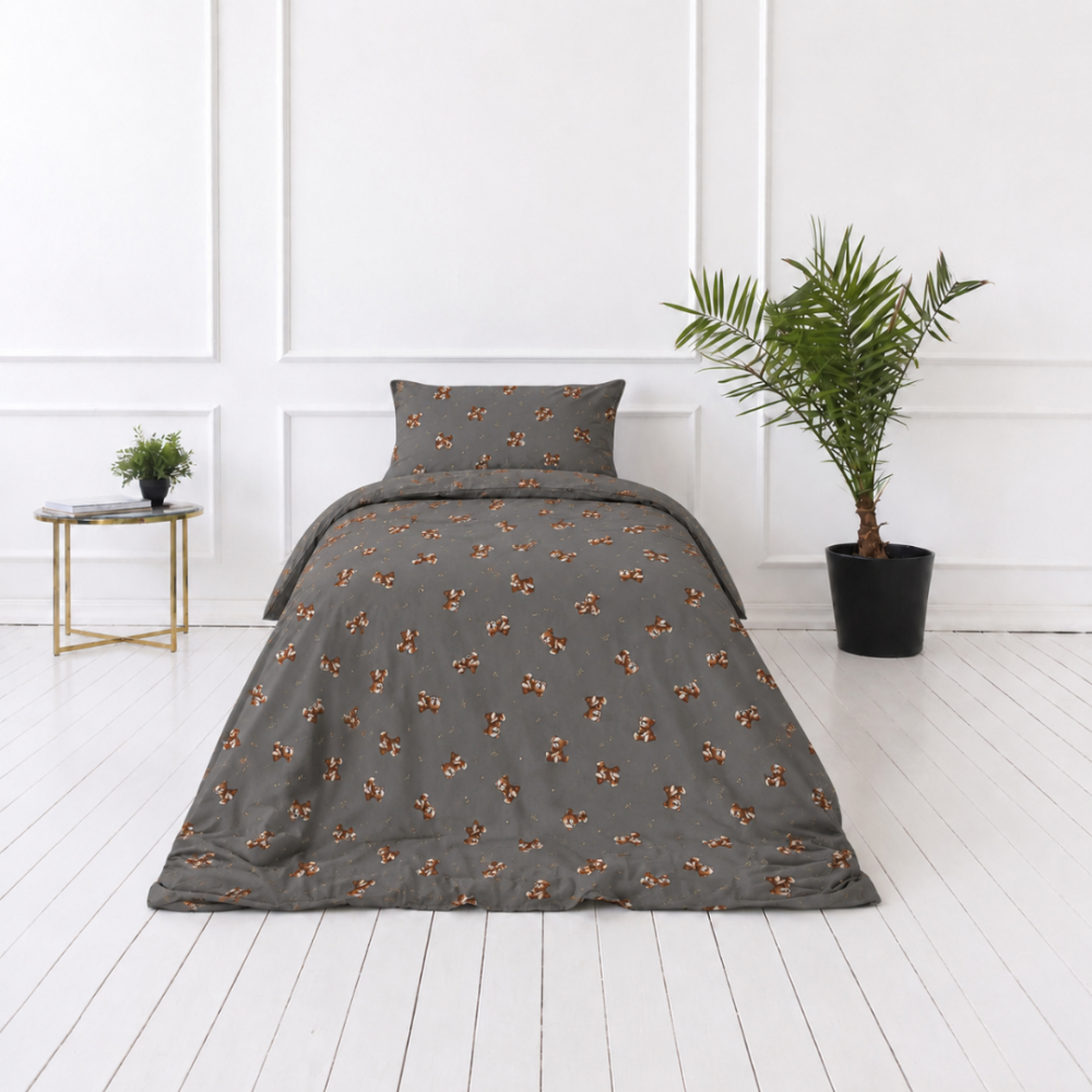 Barn sängklädesset „Bear“. Sängkläder 155x200, 100x140 cm, 140x200 cm, 150x200 cm, 160x200 cm. Mörkt gråbrunt bäddset med återkommande nallebjörnsmotiv Barn sängklädesset „Bear“. Sängkläder 155x200, 100x140 cm, 140x200 cm, 150x200 cm, 160x200 cm. Mörkt gråbrunt bäddset med återkommande nallebjörnsmotiv