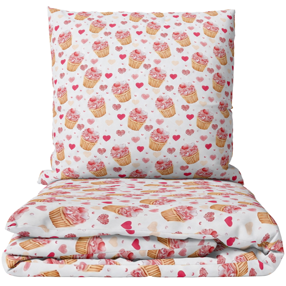 Barn sängklädesset „Muffins“. Sängkläder 155x200, 100x140 cm, 140x200 cm, 150x200 cm, 160x200 cm. Ljust bäddset med mönster av rosa cupcakes och hjärtan Barn sängklädesset „Muffins“. Sängkläder 155x200, 100x140 cm, 140x200 cm, 150x200 cm, 160x200 cm. Ljust bäddset med mönster av rosa cupcakes och hjärtan
