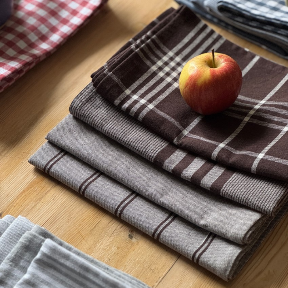 Kökshandduk „Urban Kitchen Towel“. Kökshanddukar. Kökshandduk med grå bas och dekorativa bruna linjer Kökshandduk „Urban Kitchen Towel“. Kökshanddukar. Kökshandduk med grå bas och dekorativa bruna linjer