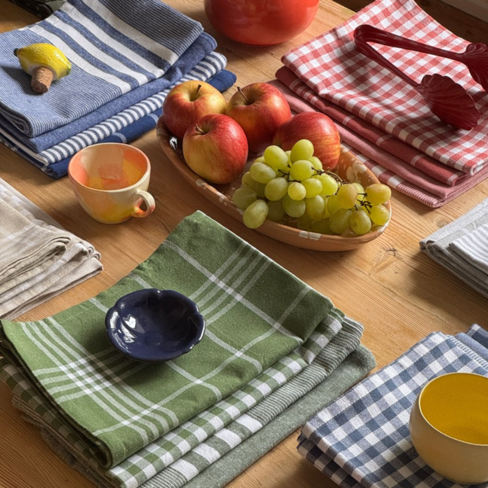Kökshandduk „Willow Kitchen Towel“. Kökshanddukar. Ljusgrön kökshandduk dekorerad med ett klassiskt vitt rutmönster. Kökshandduk „Willow Kitchen Towel“. Kökshanddukar. Ljusgrön kökshandduk dekorerad med ett klassiskt vitt rutmönster.