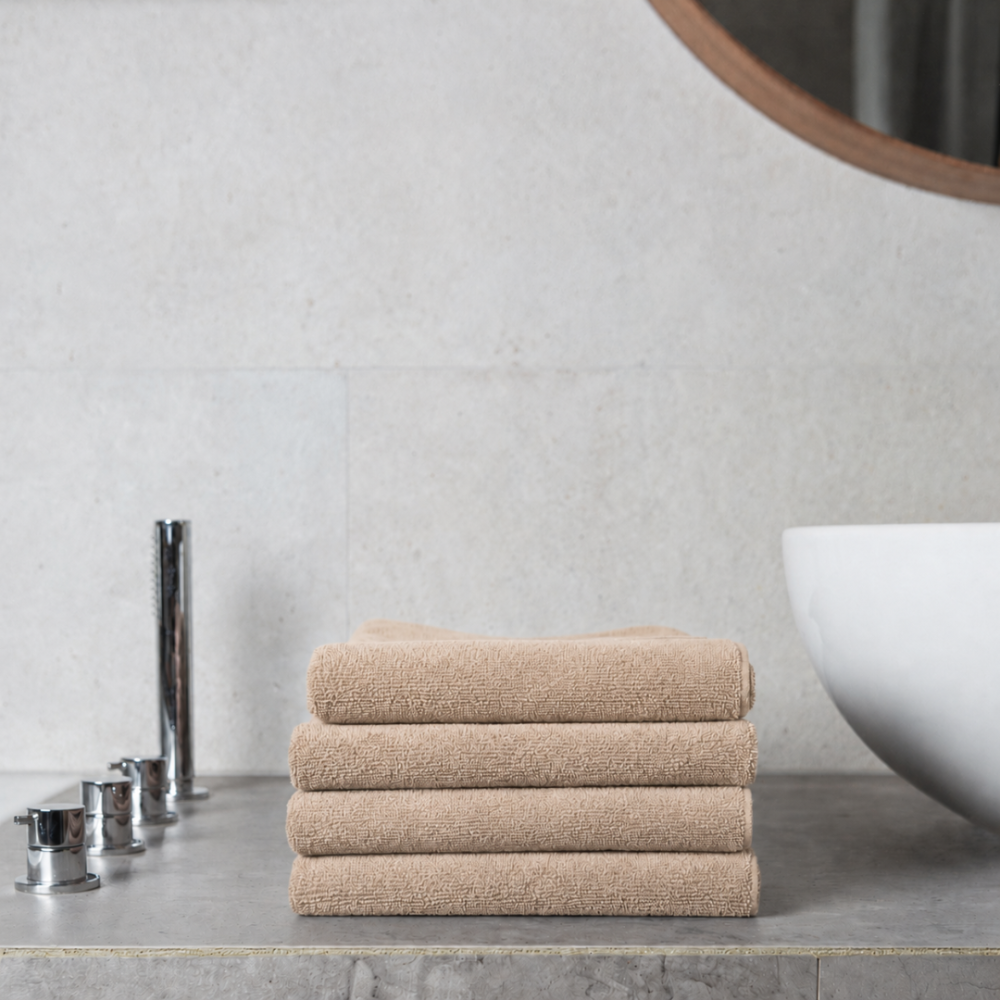 Badhandduk „Almond Softness“, 70x140 cm. Handduk i neutral sandfärg med mjuk textur Badhandduk „Almond Softness“, 70x140 cm. Handduk i neutral sandfärg med mjuk textur