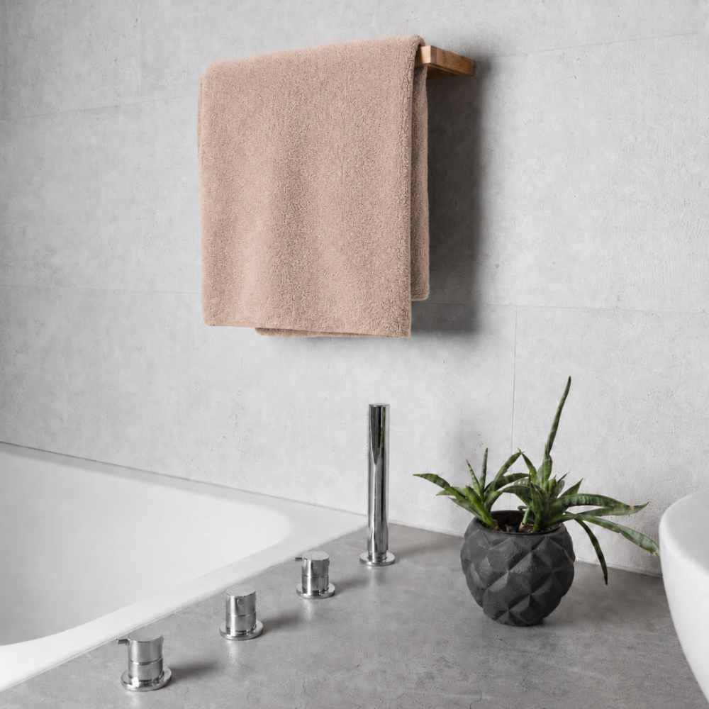 Badhandduk „Almond Softness“, 70x140 cm. Handduk i krämig sandton med mjuk reliefyta Badhandduk „Almond Softness“, 70x140 cm. Handduk i krämig sandton med mjuk reliefyta