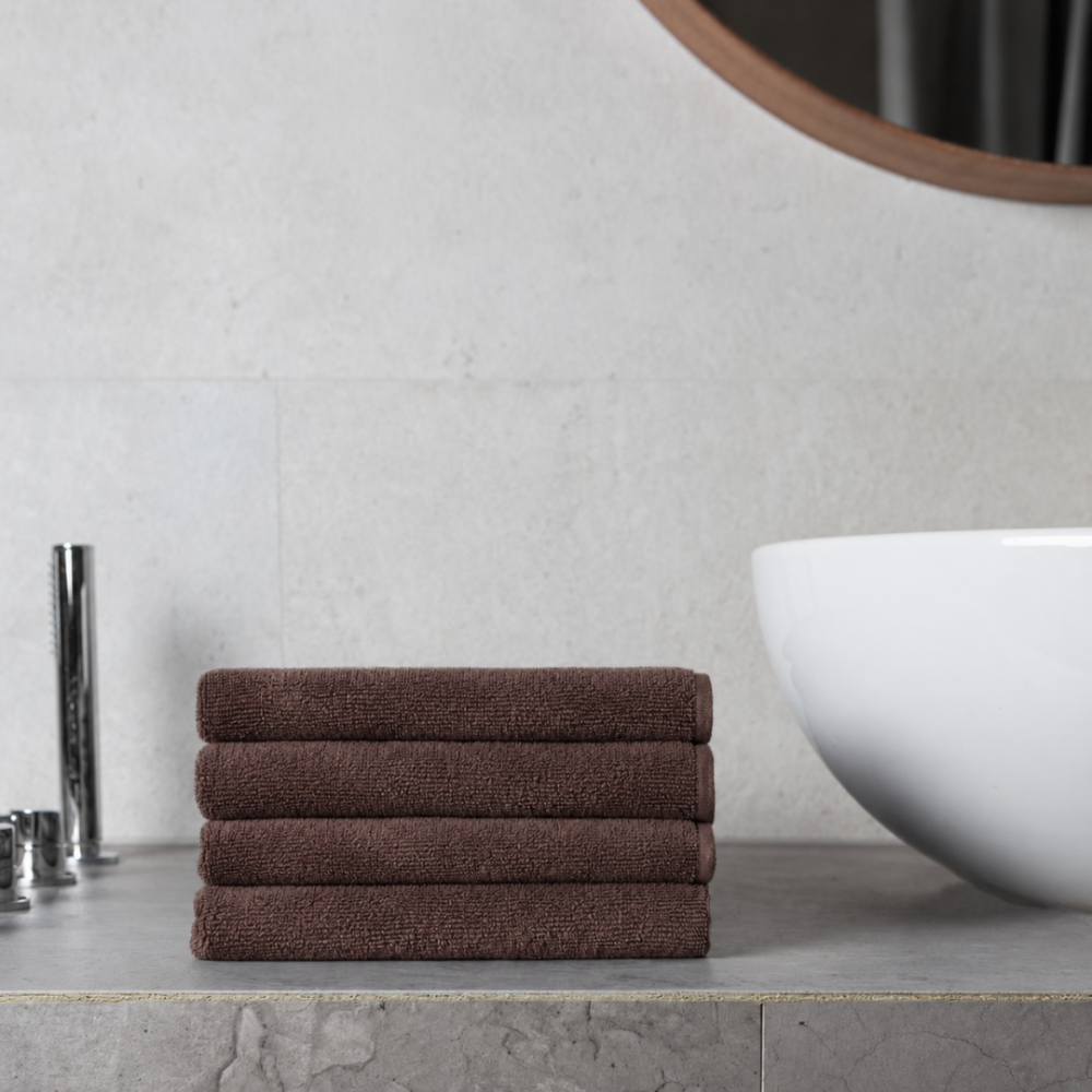 Badhandduk „Brown towel“, 50x100 cm, 70x140 cm. Handduk i enhetlig mörkbrun färg med subtil yta Badhandduk „Brown towel“, 50x100 cm, 70x140 cm. Handduk i enhetlig mörkbrun färg med subtil yta
