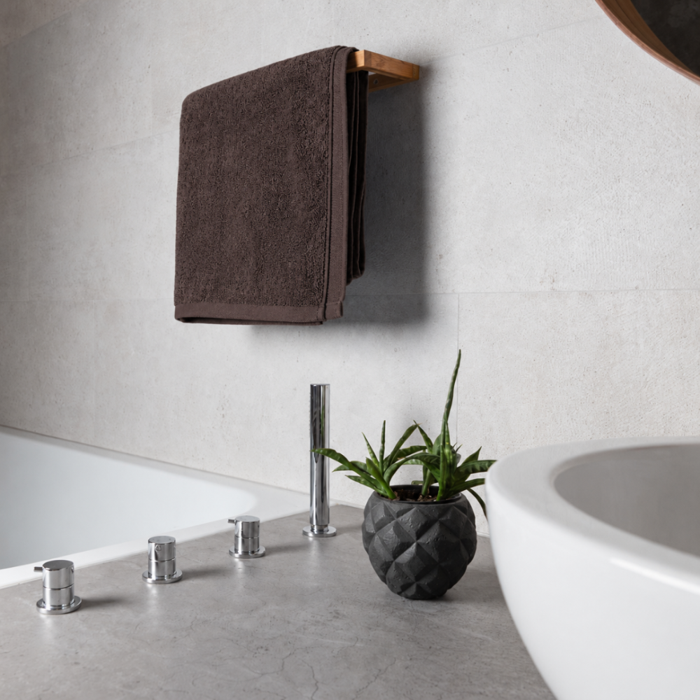Badhandduk „Brown towel“, 50x100 cm, 70x140 cm. Mörkbrun handduk med slät minimalistisk design Badhandduk „Brown towel“, 50x100 cm, 70x140 cm. Mörkbrun handduk med slät minimalistisk design