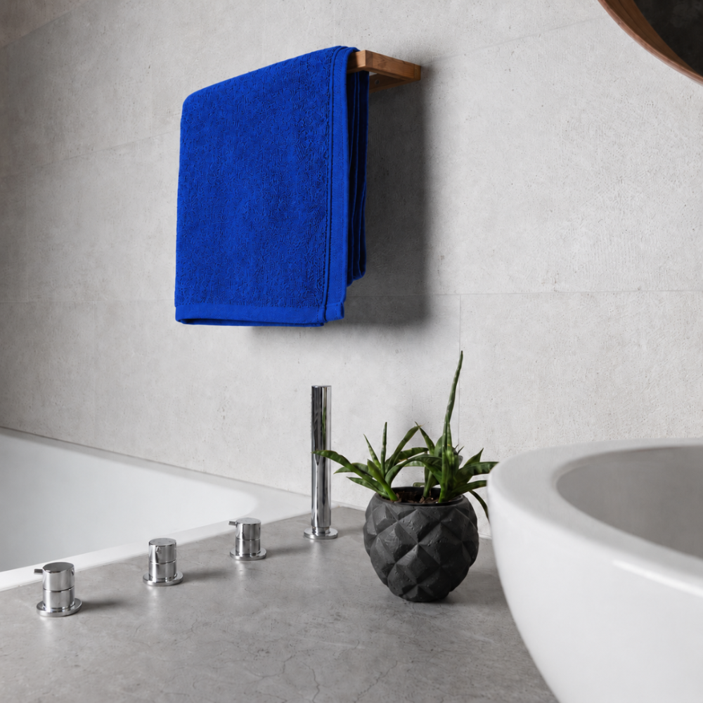 Badhandduk „Dark blue towel“, 50x100 cm, 70x140 cm. Blå handduk med minimalistisk och slät design