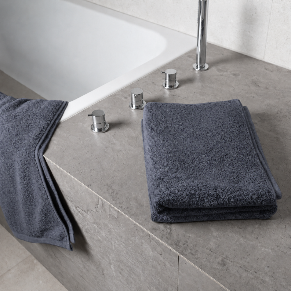 Badhandduk „Grey towel“, 50x100 cm, 70x140 cm. Handduk i enhetlig grå färg med subtil yta Badhandduk „Grey towel“, 50x100 cm, 70x140 cm. Handduk i enhetlig grå färg med subtil yta