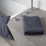 Badhandduk „Grey towel“, 50x100 cm, 70x140 cm. Handduk i enhetlig grå färg med subtil yta Badhandduk „Grey towel“, 50x100 cm, 70x140 cm. Handduk i enhetlig grå färg med subtil yta