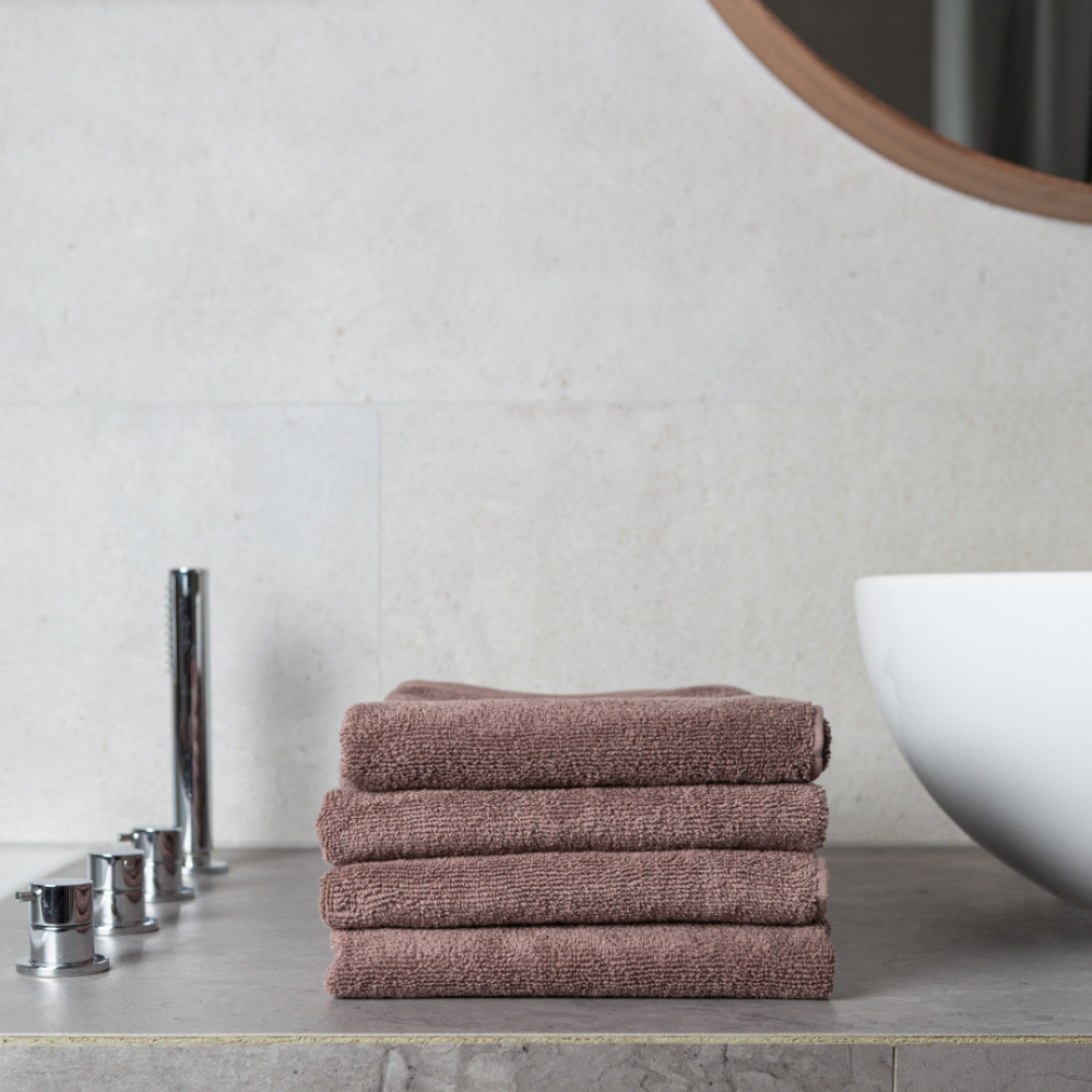 Badhandduk „Light Brown towel“, 50x100 cm, 70x140 cm. Brungrå handduk med minimalistisk enfärgad design Badhandduk „Light Brown towel“, 50x100 cm, 70x140 cm. Brungrå handduk med minimalistisk enfärgad design