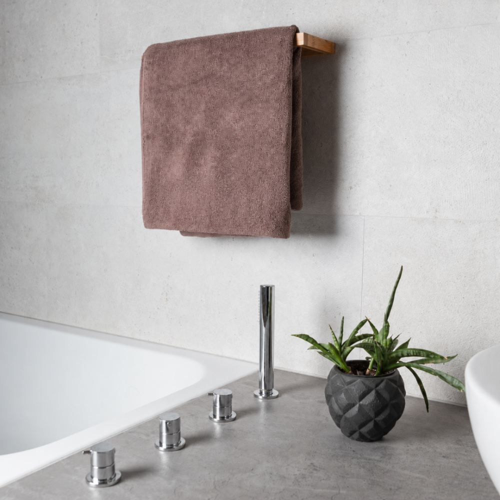 Badhandduk „Light Brown towel“, 50x100 cm, 70x140 cm. Vikt handduk i gråbrun nyans Badhandduk „Light Brown towel“, 50x100 cm, 70x140 cm. Vikt handduk i gråbrun nyans