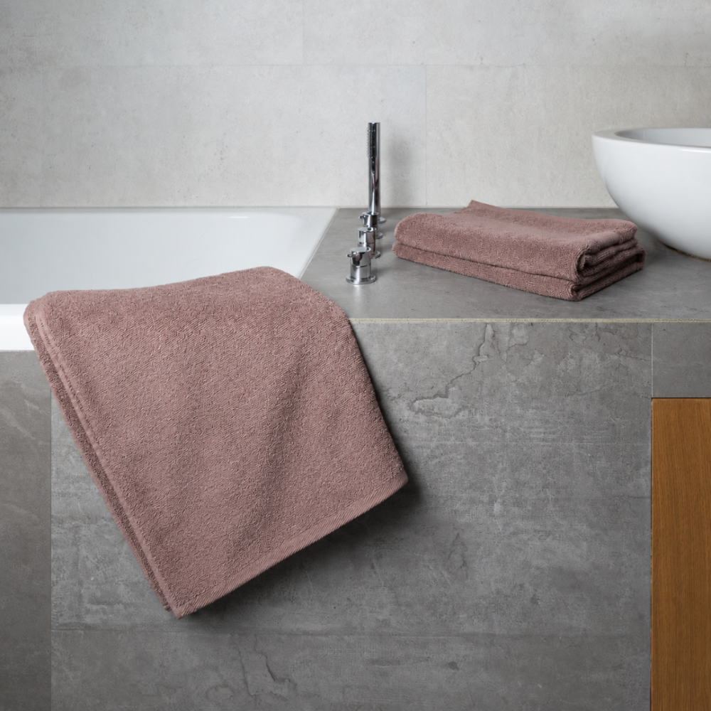Badhandduk „Light Brown towel“, 50x100 cm, 70x140 cm. Handduk i enhetlig brungrå färg med subtil yta Badhandduk „Light Brown towel“, 50x100 cm, 70x140 cm. Handduk i enhetlig brungrå färg med subtil yta