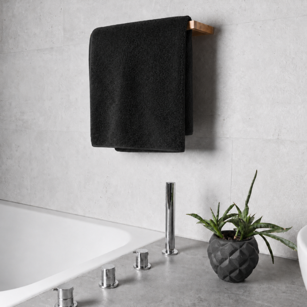 Badhandduk „Obsidian Softness“, 70x140 cm. Svarta handdukar i minimalistisk design med slät kant Badhandduk „Obsidian Softness“, 70x140 cm. Svarta handdukar i minimalistisk design med slät kant
