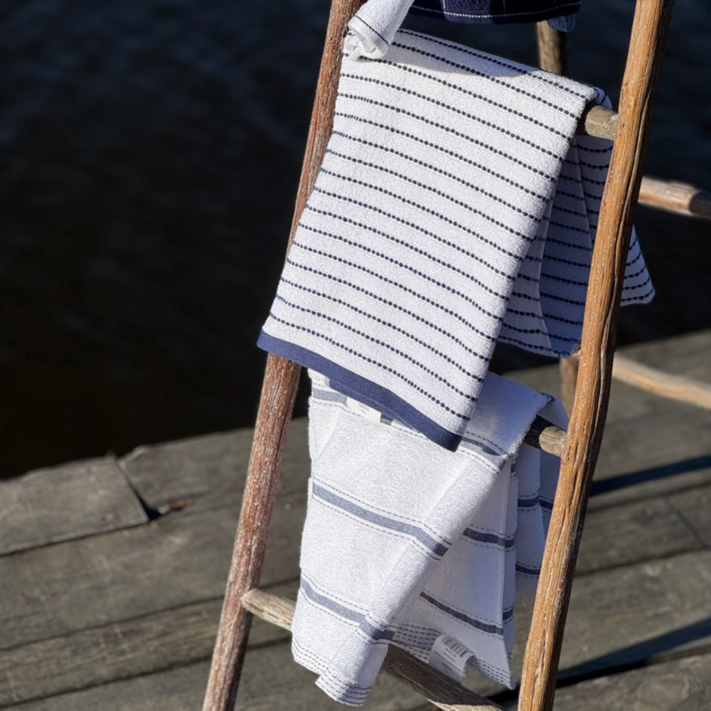 Badhandduk „Pebble Stripe“, 70x130 cm. Ljus badhandduk med minimalistiskt mönster av grå ränder Badhandduk „Pebble Stripe“, 70x130 cm. Ljus badhandduk med minimalistiskt mönster av grå ränder