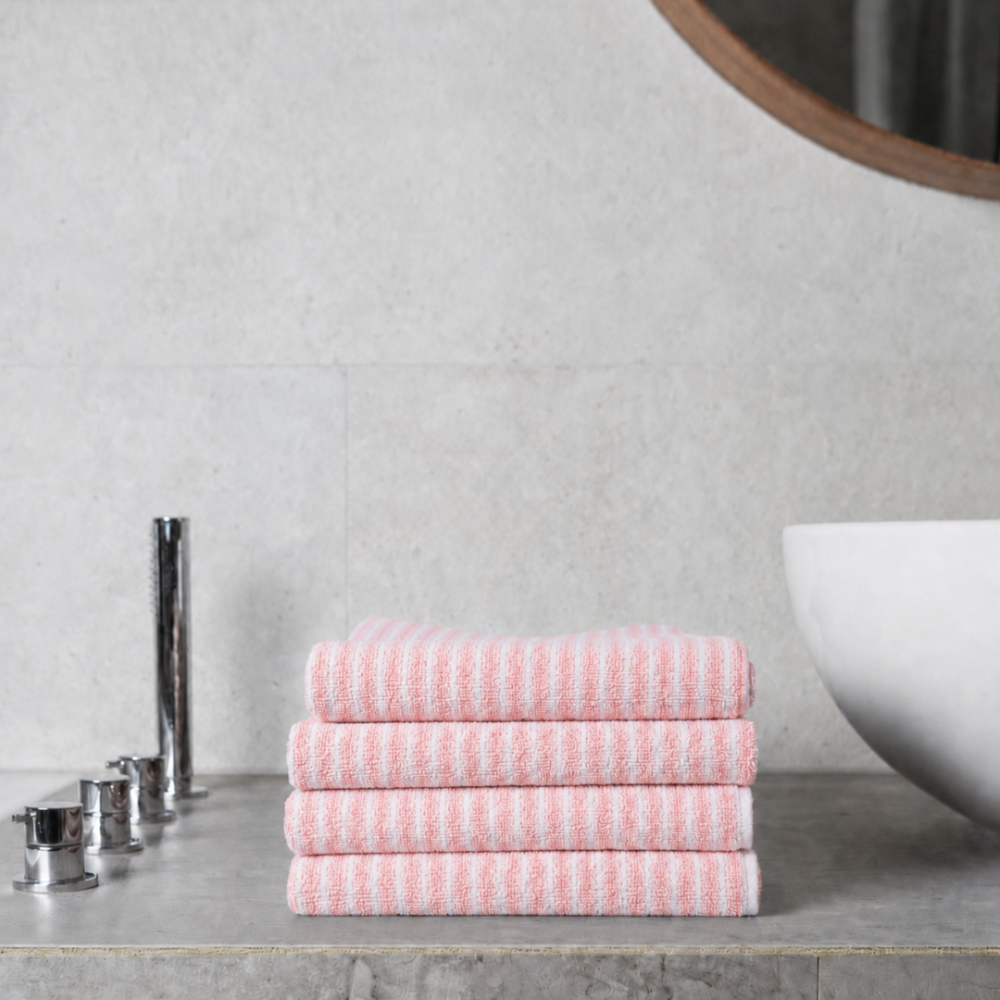 Badhandduk „Pink Lines“, 70x140 cm. Rosa handduk dekorerad med subtilt mönster av vita horisontella linjer Badhandduk „Pink Lines“, 70x140 cm. Rosa handduk dekorerad med subtilt mönster av vita horisontella linjer