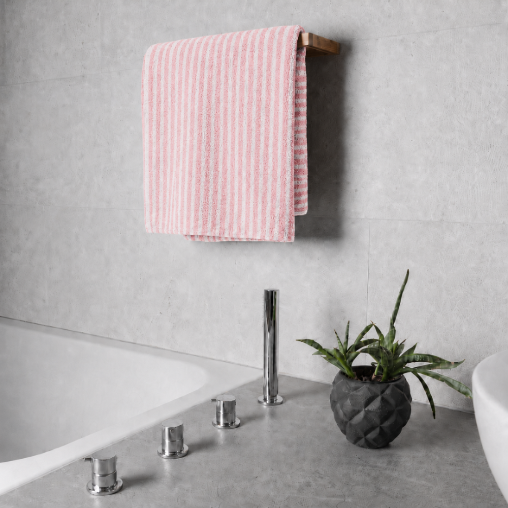 Badhandduk „Pink Lines“, 70x140 cm. Pastellrosa handduk med fint vitt randigt mönster Badhandduk „Pink Lines“, 70x140 cm. Pastellrosa handduk med fint vitt randigt mönster