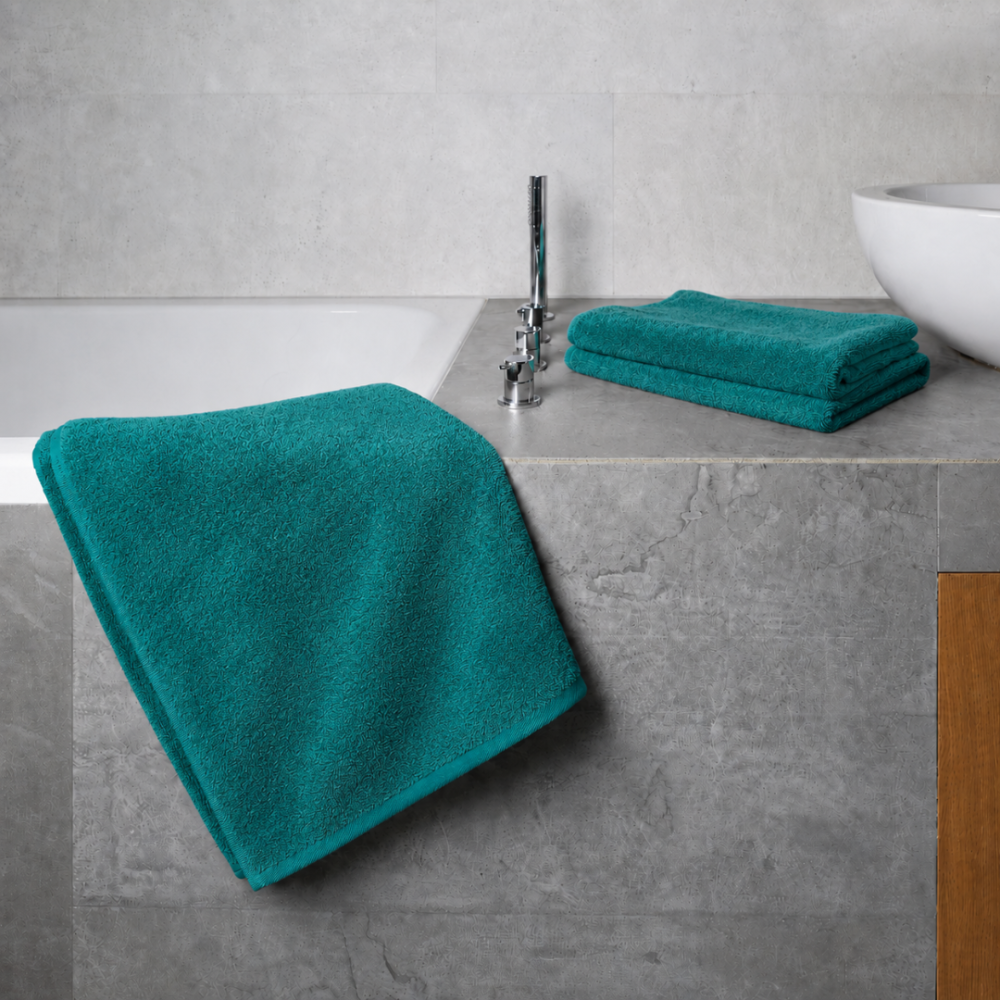 Badhandduk „Pond Softness“, 70x140 cm. Modern turkos handduk med elegant textur Badhandduk „Pond Softness“, 70x140 cm. Modern turkos handduk med elegant textur