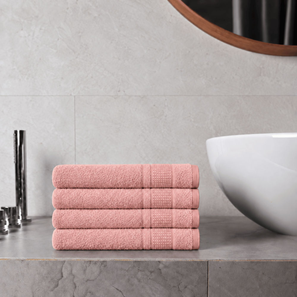 Badhandduk „Royal Coral towel“, 70x140 cm. Puderrosa badhandduk med en dekorativ bård. Badhandduk „Royal Coral towel“, 70x140 cm. Puderrosa badhandduk med en dekorativ bård.