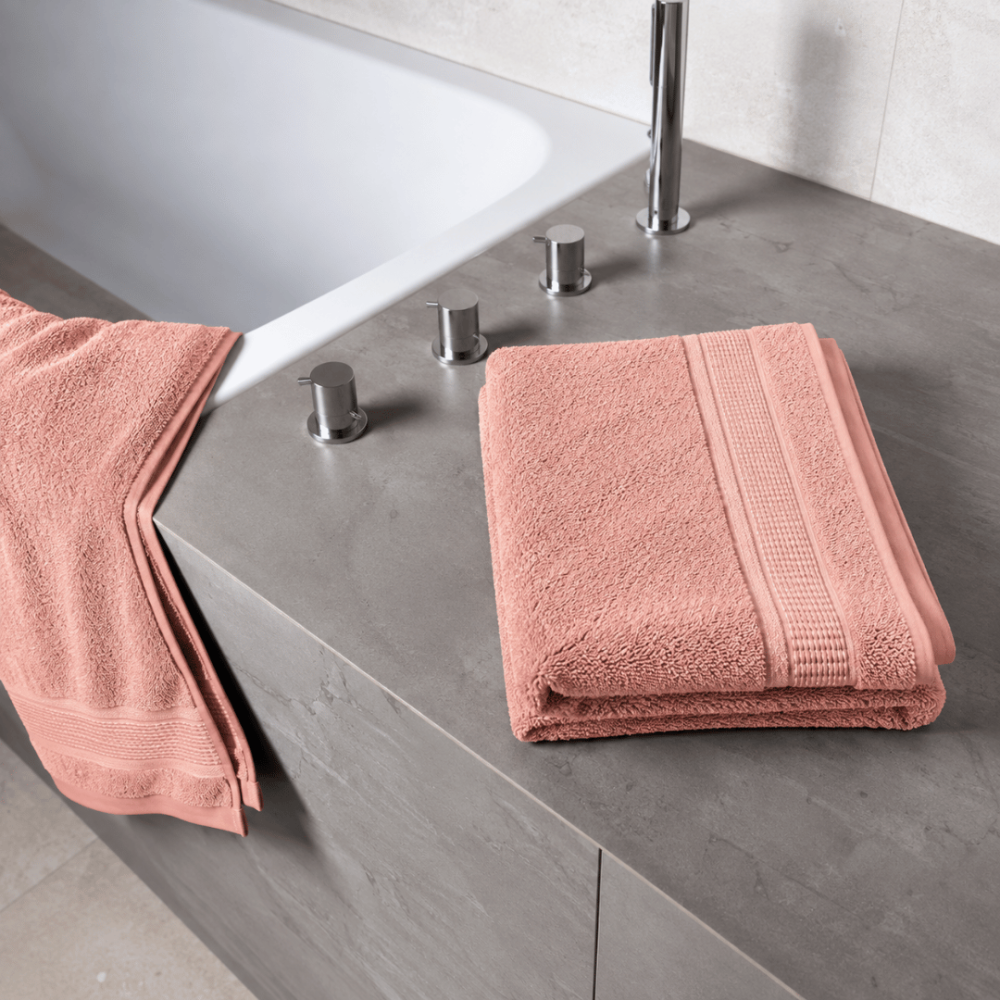 Badhandduk „Royal Coral towel“, 70x140 cm. Pastellrosa badhandduk med strukturerad yta och dekorativ kant. Badhandduk „Royal Coral towel“, 70x140 cm. Pastellrosa badhandduk med strukturerad yta och dekorativ kant.